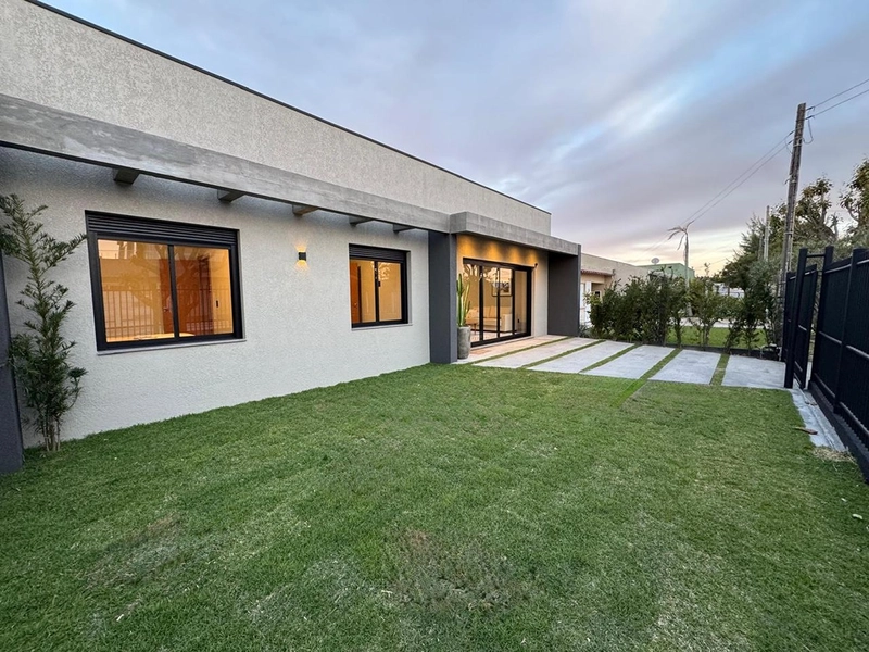 CASA 4 DORMITORIOS COM PISCINA : 3ª foto da galeria de imagens do imóvel