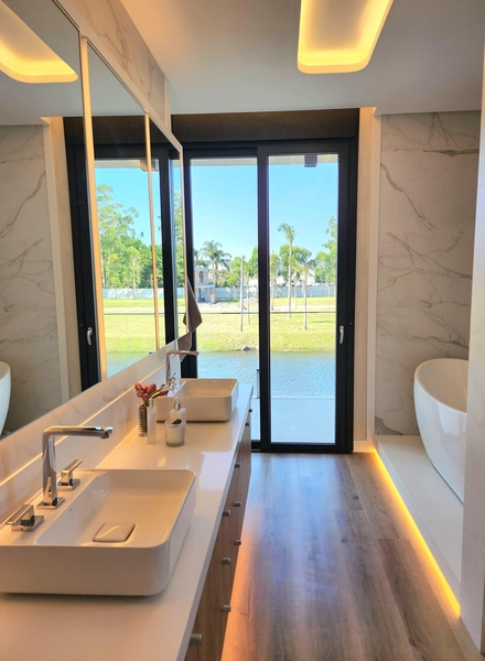 Casa dos Sonhos à Beira do Lago: Sofisticação, Vista Privilegiada e 4 Suítes: 48ª foto da galeria de imagens do imóvel