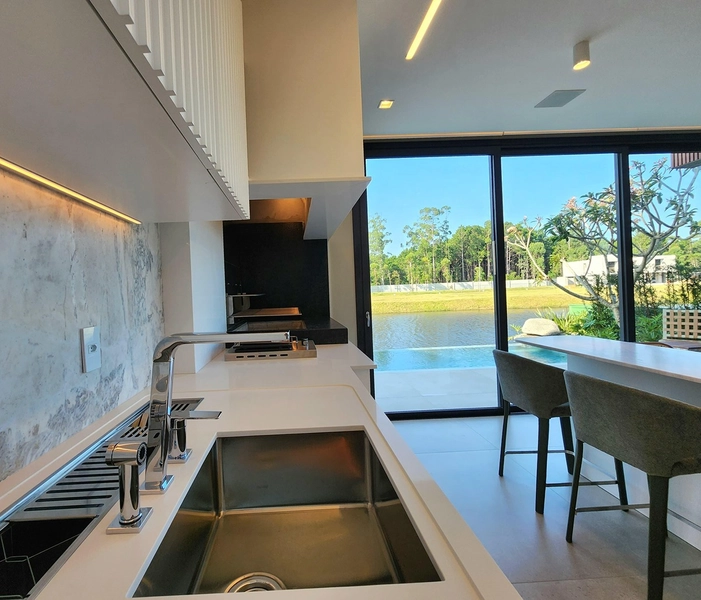 Casa dos Sonhos à Beira do Lago: Sofisticação, Vista Privilegiada e 4 Suítes: 51ª foto da galeria de imagens do imóvel