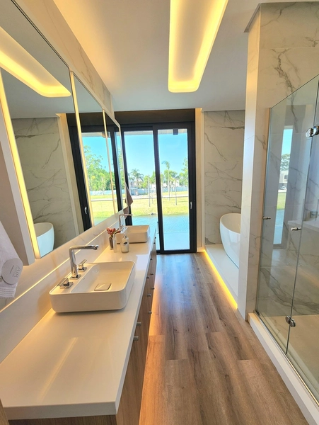 Casa dos Sonhos à Beira do Lago: Sofisticação, Vista Privilegiada e 4 Suítes: 27ª foto da galeria de imagens do imóvel
