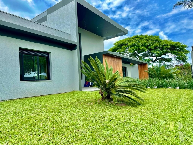Belíssima casa térrea com 4 dormitórios em Atlântida: 2ª foto da galeria de imagens do imóvel