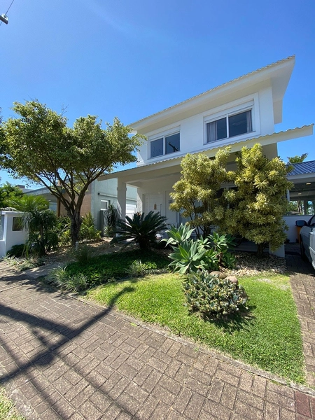 Conforto e integração: casa com 3 livings em condomínio exclusivo : 3ª foto da galeria de imagens do imóvel