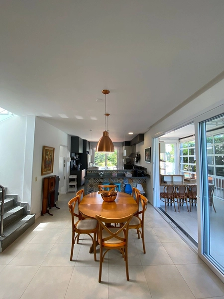 Conforto e integração: casa com 3 livings em condomínio exclusivo : 11ª foto da galeria de imagens do imóvel