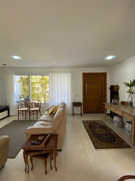 Conforto e integração: casa com 3 livings em condomínio exclusivo : 6ª foto da galeria de imagens do imóvel