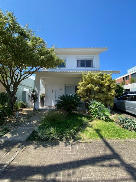 Conforto e integração: casa com 3 livings em condomínio exclusivo : 2ª foto da galeria de imagens do imóvel