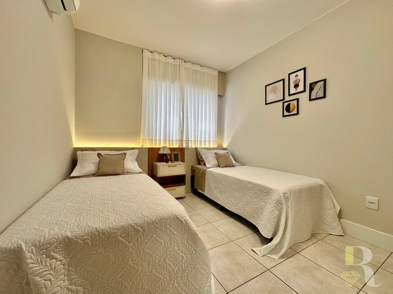APARTAMENTO À VENDA PRÓXIMO AO MAR COM TERRAÇÃO: 3ª foto da galeria de imagens do imóvel
