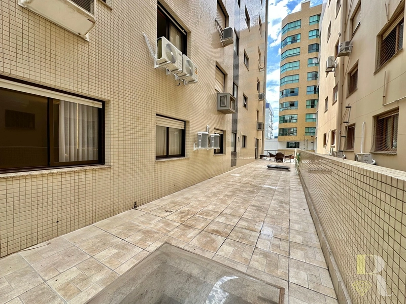 APARTAMENTO À VENDA PRÓXIMO AO MAR COM TERRAÇÃO: 17ª foto da galeria de imagens do imóvel