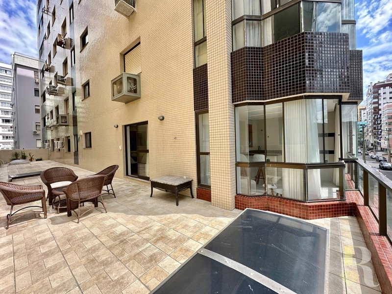 APARTAMENTO À VENDA PRÓXIMO AO MAR COM TERRAÇÃO: 5ª foto da galeria de imagens do imóvel