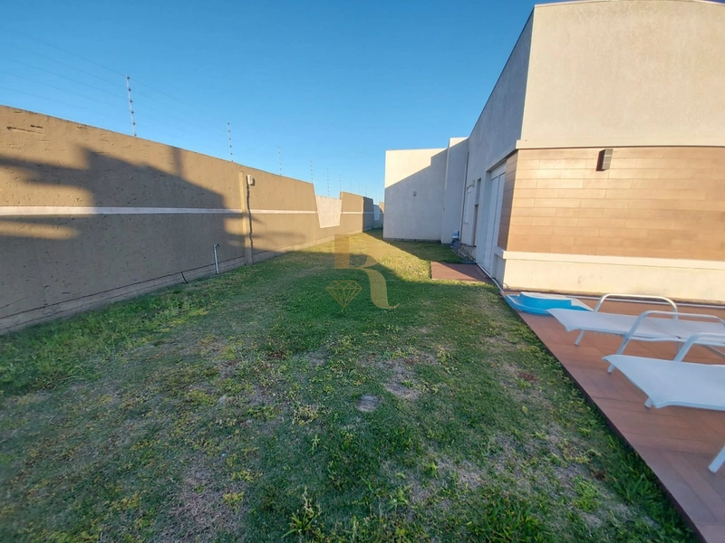 Casa condomínio com psicina: 1ª foto da galeria de imagens do imóvel