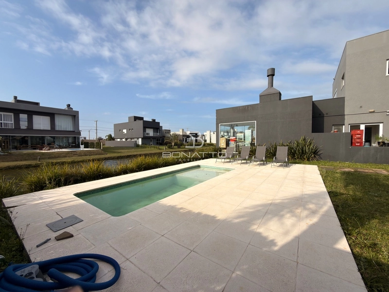 Espetacular casa mobiliada, beira lago com piscina.: 2ª foto da galeria de imagens do imóvel