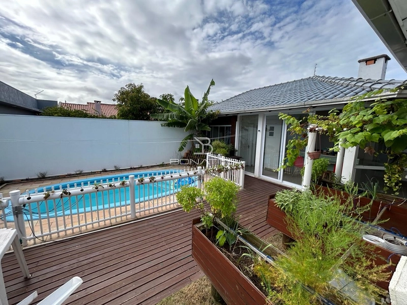Casa com piscina: 24ª foto da galeria de imagens do imóvel