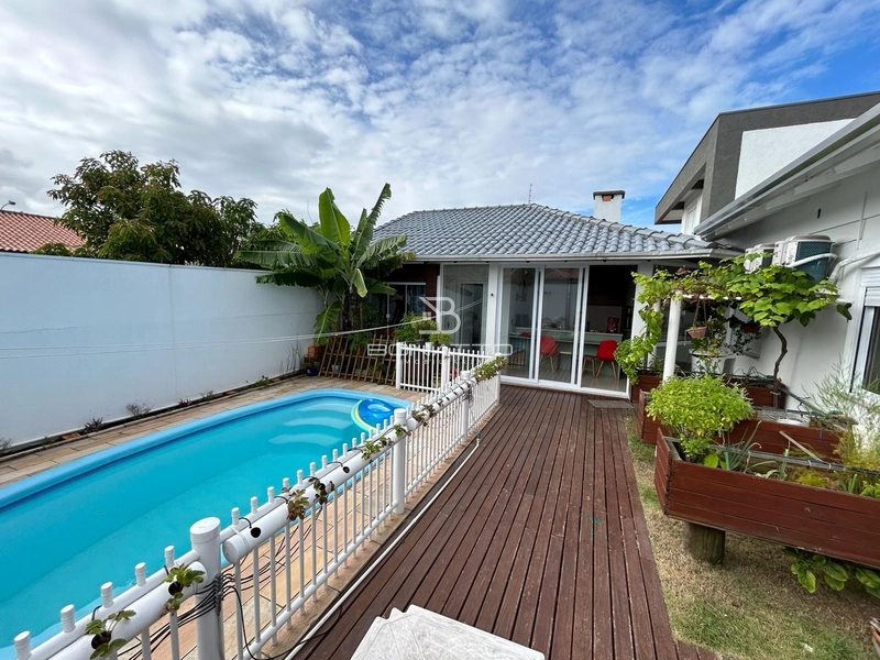 Casa com piscina: 16ª foto da galeria de imagens do imóvel
