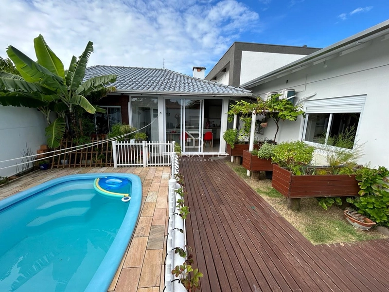 Casa com piscina: 21ª foto da galeria de imagens do imóvel
