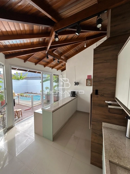 Casa com piscina: 9ª foto da galeria de imagens do imóvel