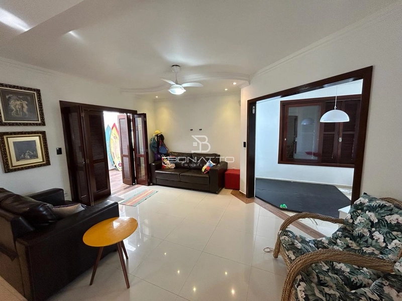 Casa com piscina: 8ª foto da galeria de imagens do imóvel