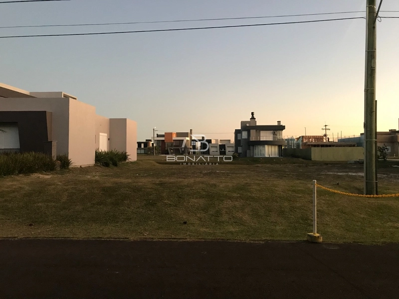 Lote beira lago à venda no Condomínio Riviera: 3ª foto da galeria de imagens do imóvel