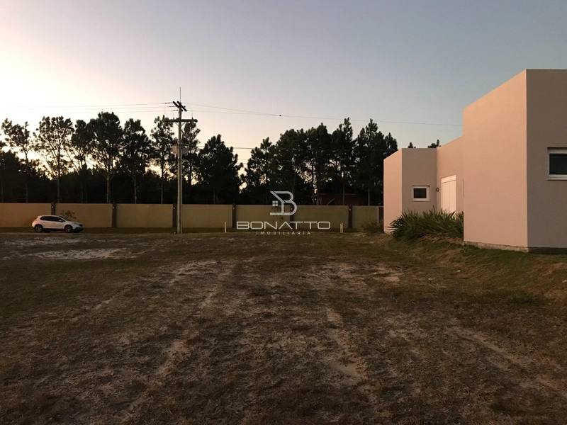 Lote beira lago à venda no Condomínio Riviera: 2ª foto da galeria de imagens do imóvel