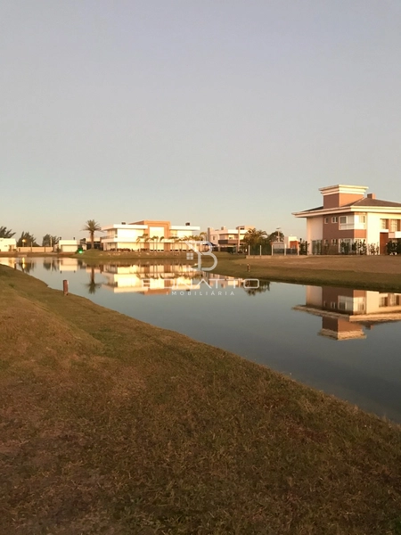 Lote beira lago à venda no Condomínio Riviera: 1ª foto da galeria de imagens do imóvel