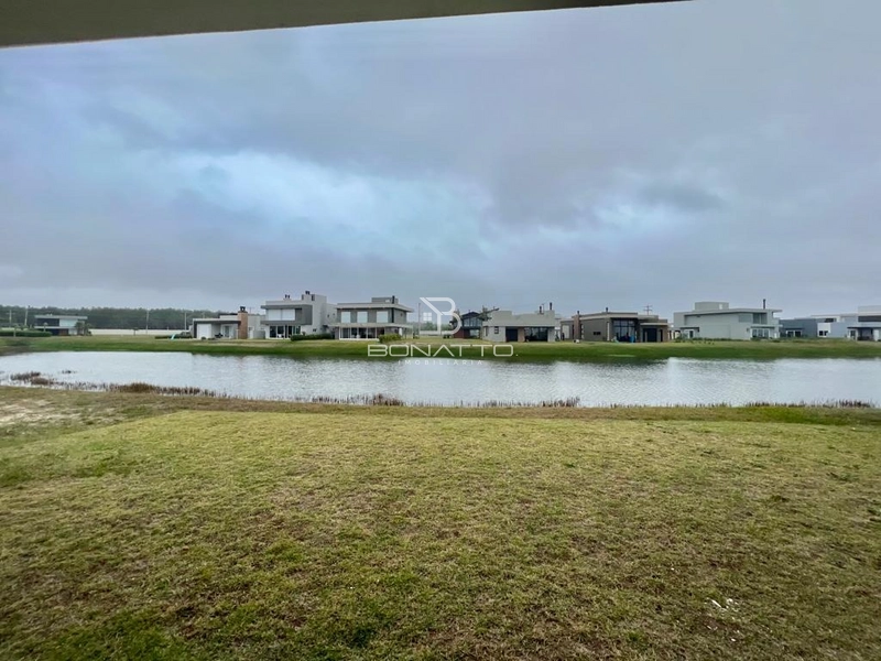 Casa no condomínio Costa Serena, mobiliada e decorada, beira lago: 24ª foto da galeria de imagens do imóvel