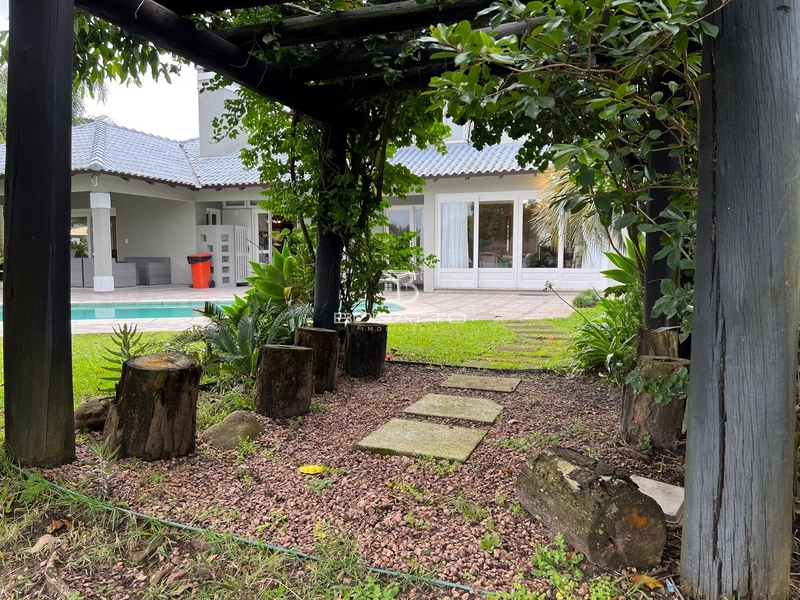 Casa à venda com 4 suites: 2ª foto da galeria de imagens do imóvel