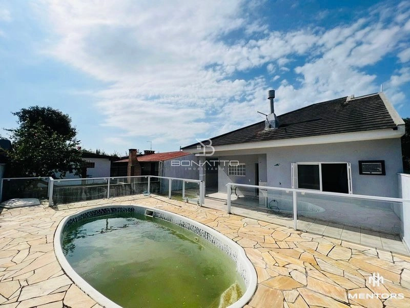 Frente leste com piscina: 3ª foto da galeria de imagens do imóvel