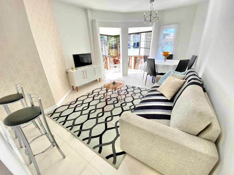 APARTAMENTO DE FRENTE COM SACADA SEPARADA NO CENTRO: 3ª foto da galeria de imagens do imóvel