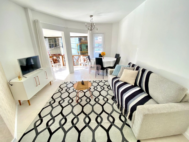 APARTAMENTO DE FRENTE COM SACADA SEPARADA NO CENTRO: 2ª foto da galeria de imagens do imóvel