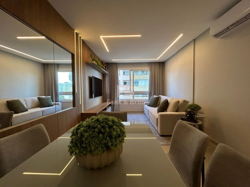 FINAMENTE DECORADO JUNTO A PRAÇA EM PREDIO COM INFRAESTRUTURA COMPLETA: 2ª foto da galeria de imagens do imóvel