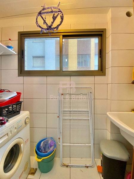 Apartamento amplo sacadão de frente 2 dormitórios a uma quadra do mar!: 25ª foto da galeria de imagens do imóvel