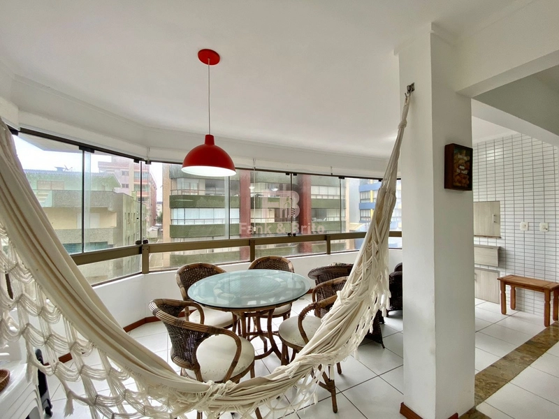 Apartamento amplo sacadão de frente 2 dormitórios a uma quadra do mar!: 3ª foto da galeria de imagens do imóvel