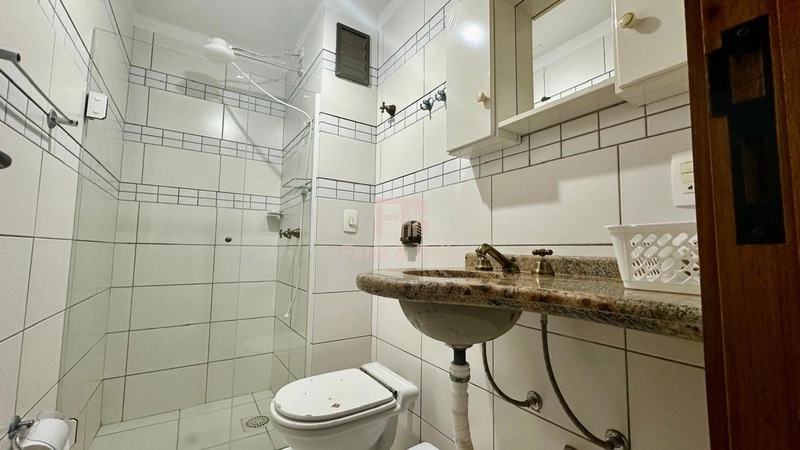 Apartamento amplo sacadão de frente 2 dormitórios a uma quadra do mar!: 26ª foto da galeria de imagens do imóvel