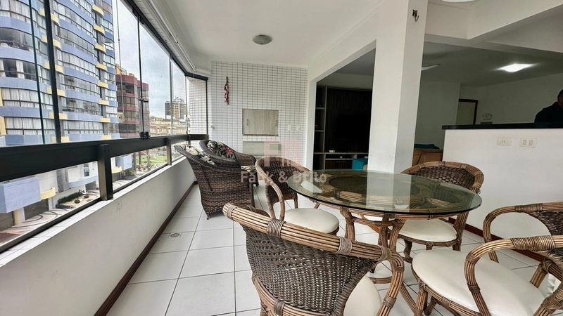 Apartamento amplo sacadão de frente 2 dormitórios a uma quadra do mar!: 4ª foto da galeria de imagens do imóvel