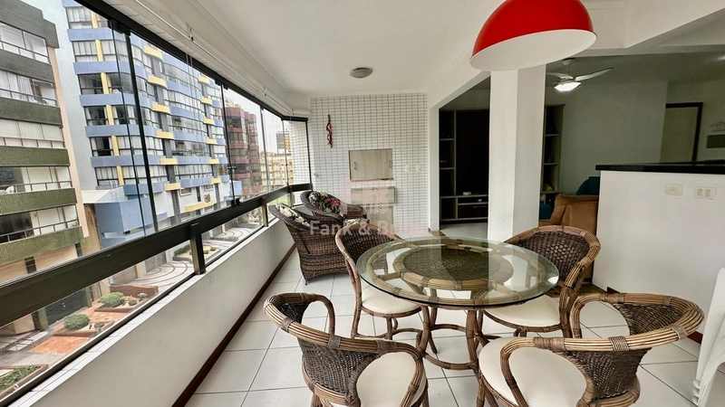 Apartamento amplo sacadão de frente 2 dormitórios a uma quadra do mar!: 1ª foto da galeria de imagens do imóvel