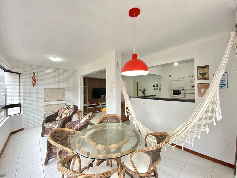 Apartamento amplo sacadão de frente 2 dormitórios a uma quadra do mar!: 6ª foto da galeria de imagens do imóvel