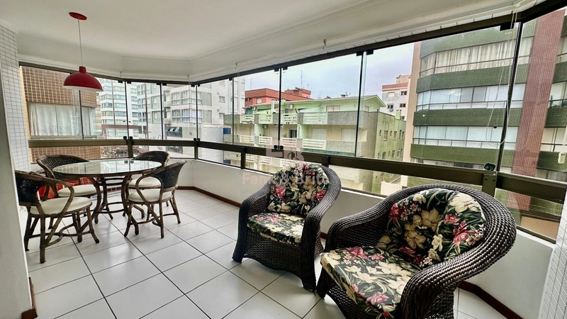 Apartamento amplo sacadão de frente 2 dormitórios a uma quadra do mar!: 2ª foto da galeria de imagens do imóvel