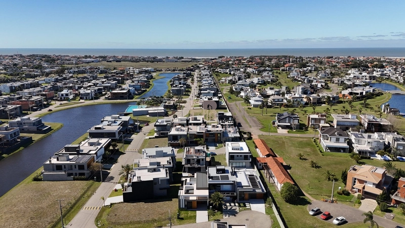 CASA TÉRREA, ARQUITETURA MODERNA E ARROJADA: 17ª foto da galeria de imagens do imóvel