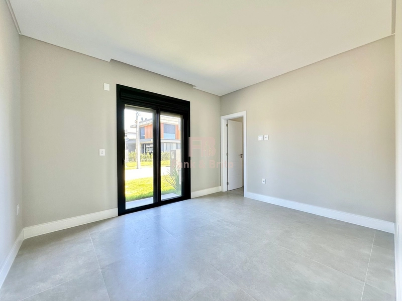 CASA TÉRREA, ARQUITETURA MODERNA E ARROJADA: 4ª foto da galeria de imagens do imóvel