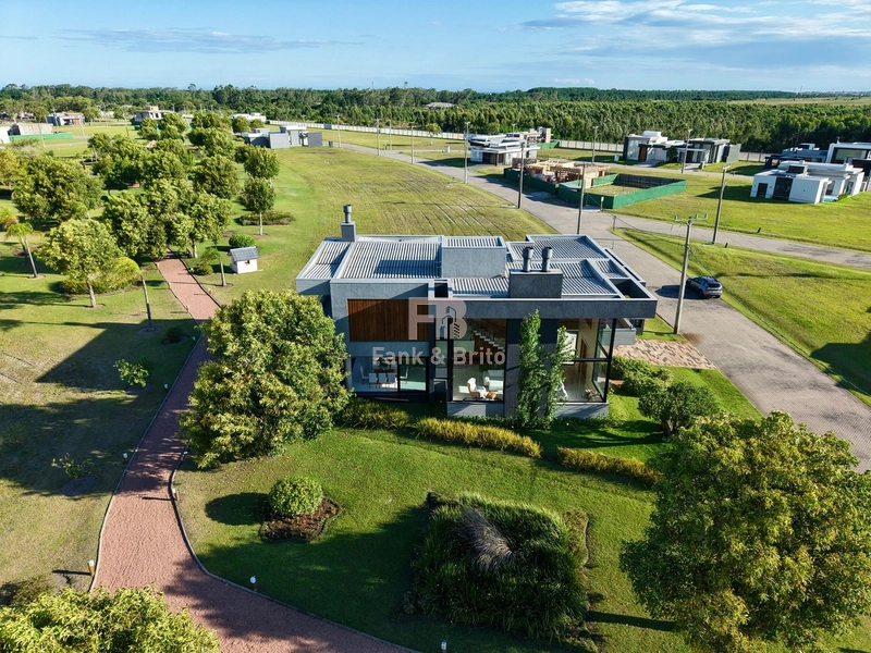 CASA A VENDA EM CONDOMINIO FECHADO: 3ª foto da galeria de imagens do imóvel