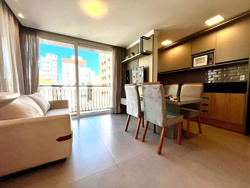 APARTAMENTO AO LADO DA PRAÇA FLAVIO BOIANOVSKI, DUAS QUADRAS DO MAR!: 2ª foto da galeria de imagens do imóvel