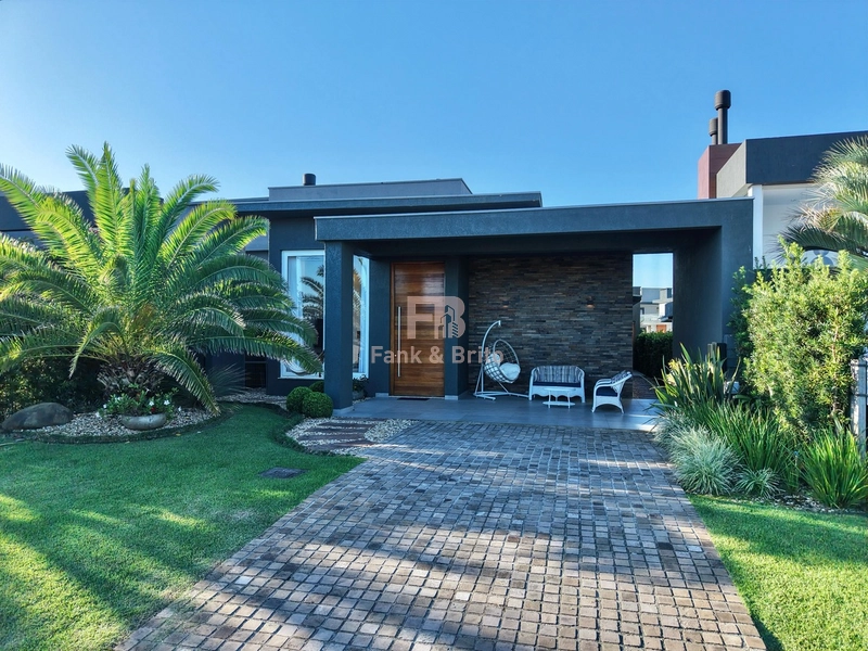 Excelente casa térrea à venda no Condomínio Riviera em Xangri-lá.: 1ª foto da galeria de imagens do imóvel