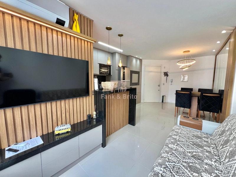 Apartamento mobiliado e decorado à venda no bairro Navegantes a apenas 2 quadras do mar: 2ª foto da galeria de imagens do imóvel