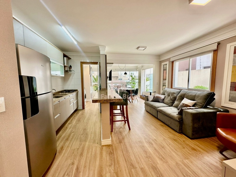 Amplo apartamento mobiliado e decorado: 2ª foto da galeria de imagens do imóvel