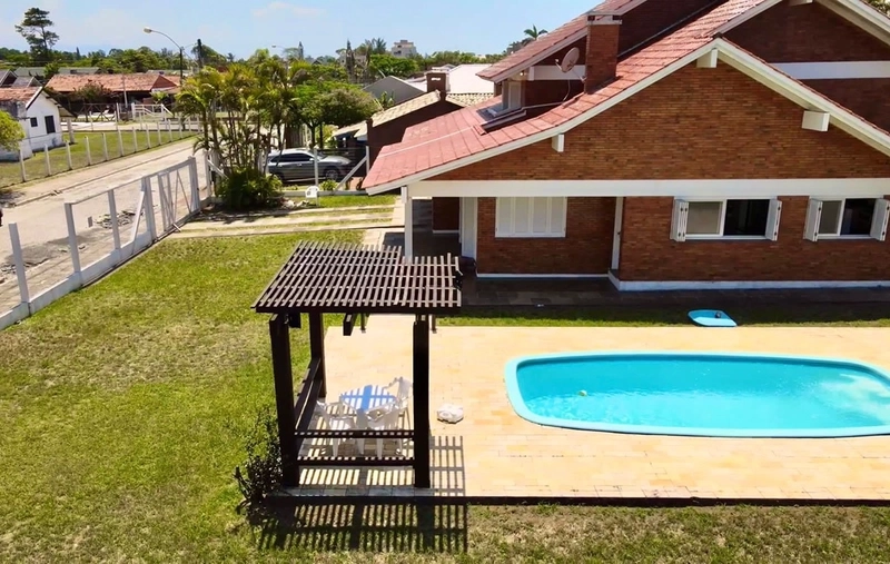 SOBRADO À VENDA EM ATLÂNTIDA | 2 TERRENOS, PISCINA E MUITO ESPAÇO: 2ª foto da galeria de imagens do imóvel