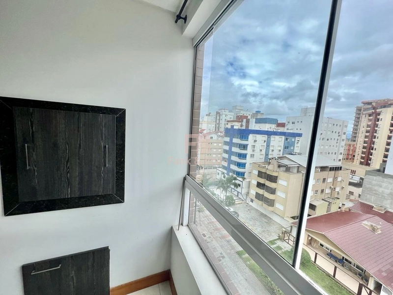 Apartamento de frente mobiliado, com 2 dormitórios, ao lado da praça!: 1ª foto da galeria de imagens do imóvel