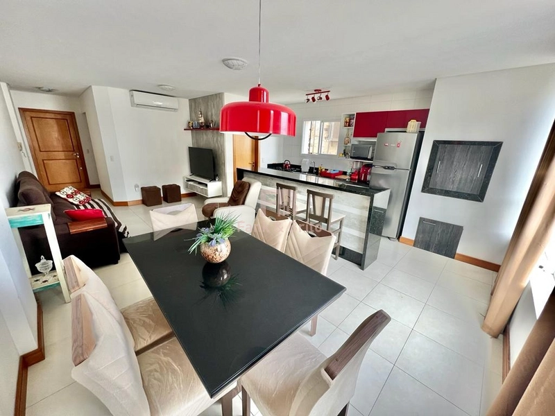 Apartamento de frente mobiliado, com 2 dormitórios, ao lado da praça!: 2ª foto da galeria de imagens do imóvel