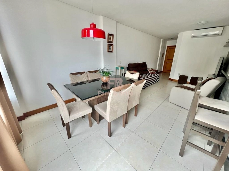 Apartamento de frente mobiliado, com 2 dormitórios, ao lado da praça!: 3ª foto da galeria de imagens do imóvel