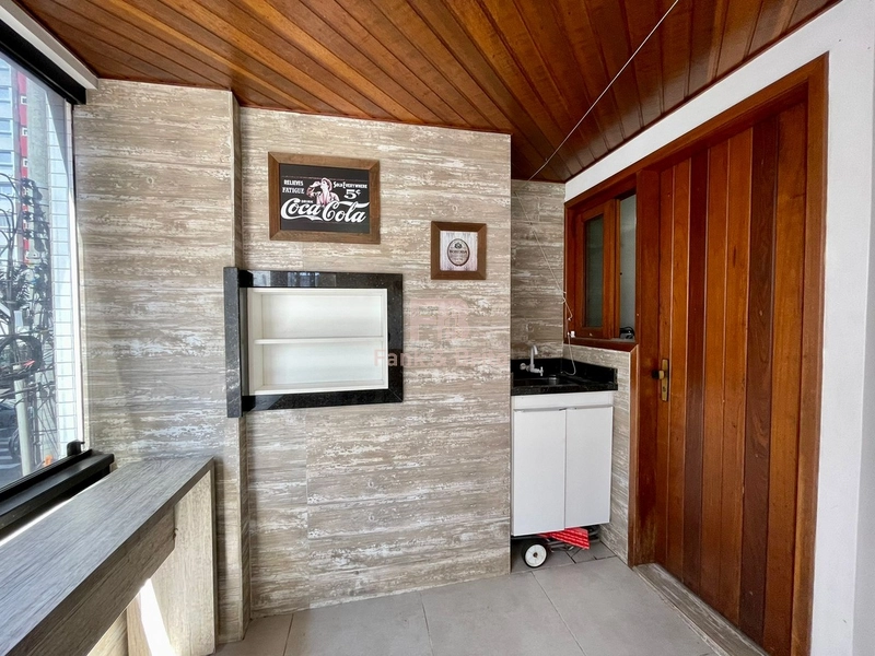 Apartamento de frente com sacada, em excelente localização!: 2ª foto da galeria de imagens do imóvel