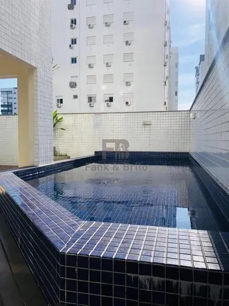 APARTAMENTO A VENDA FRENTE A PRAÇA E  A POUCOS PASSOS DO MAR.: 1ª foto da galeria de imagens do imóvel