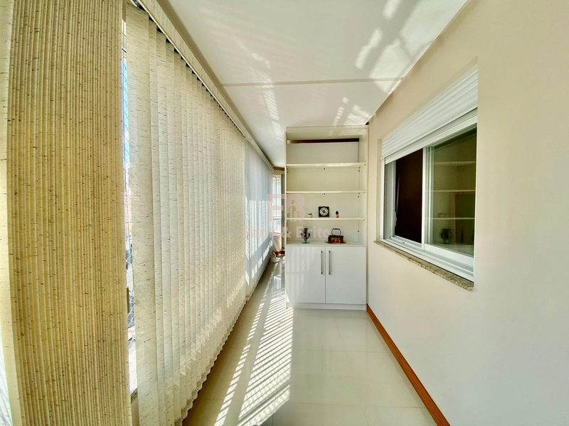 2 Dormitórios (1 Suíte), Frente Leste com 2 boxes, Perto da Praia: 18ª foto da galeria de imagens do imóvel