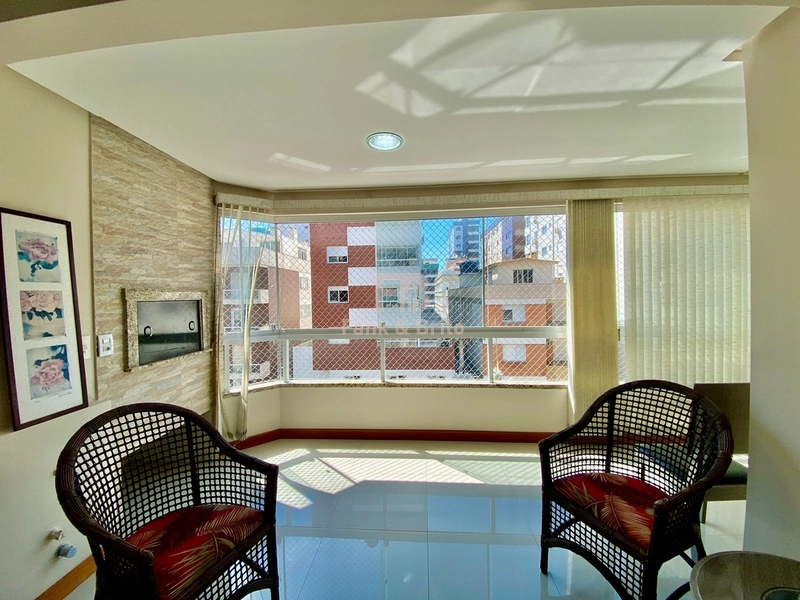 2 Dormitórios (1 Suíte), Frente Leste com 2 boxes, Perto da Praia: 2ª foto da galeria de imagens do imóvel